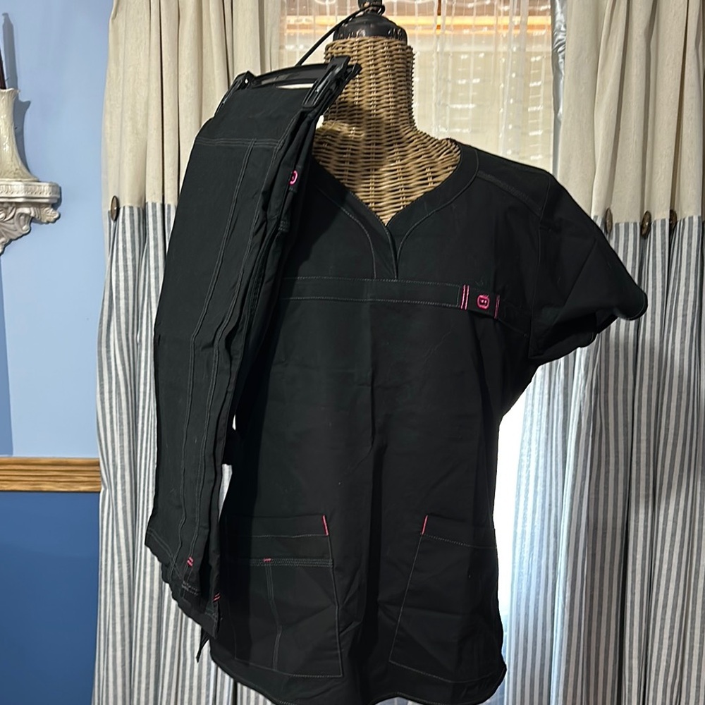 Wonderflex,WonderWink  Black Scrub Top and Pants Set with Pink Accents large